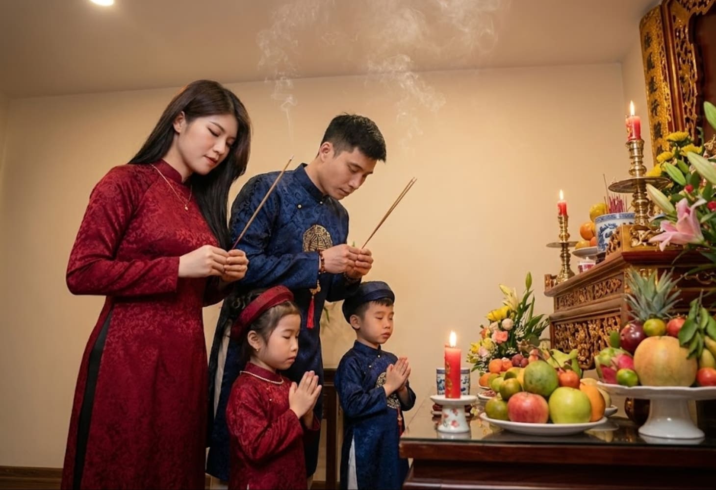 Cả gia đình cùng dâng hương cho tổ tiên vào ngày Tết