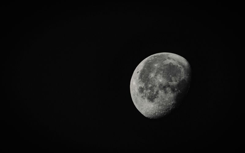 Vẻ đẹp kỳ vĩ của không gian trên nền đen sâu thẳm