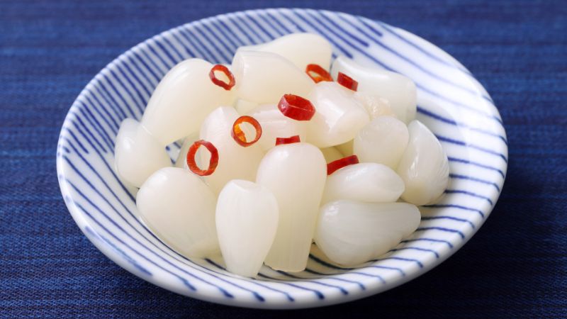 Củ kiệu ng&acirc;m chua gi&uacute;p giảm độ hăng,cay nồng đặc trưng, k&iacute;ch th&iacute;ch vị gi&aacute;c