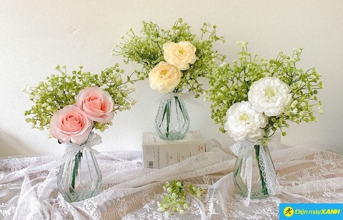 Một bình hồng đỏ được đặt đúng chỗ sẽ nâng tầm vẻ đẹp cho cả ngôi nhà.