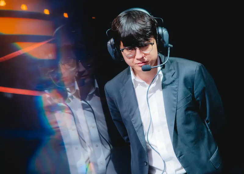 Coach Comms cho phép HLV trao đổi 3 lần mỗi ván, tối đa 45 giây, giúp điều chỉnh chiến thuật tức thì