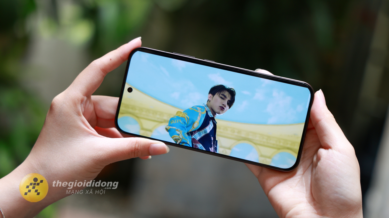 Trên Tay Oppo Reno15 Pro 5G: Thiết Kế Nhỏ Gọn, Camera Tele 200 Mp