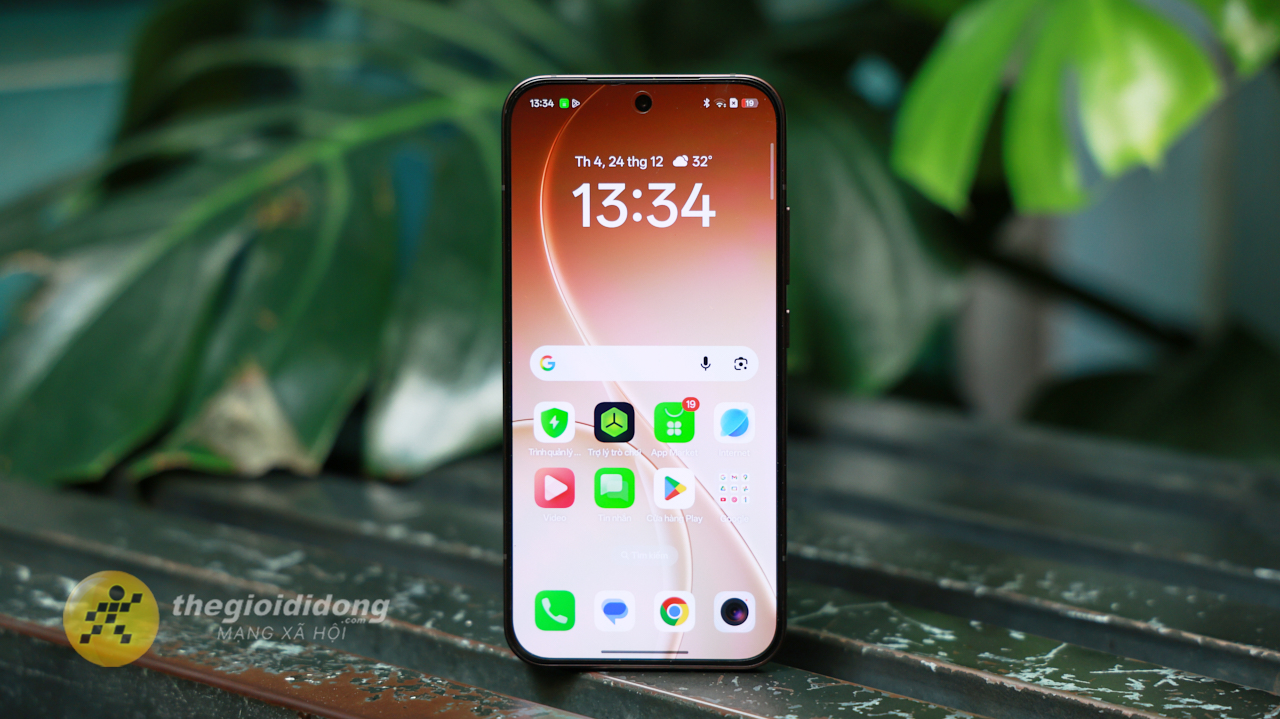 Trên Tay Oppo Reno15 Pro 5G: Thiết Kế Nhỏ Gọn, Camera Tele 200 Mp