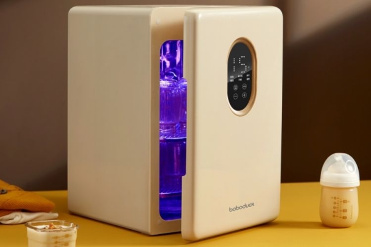 Máy tiệt trùng bình sữa tia UV hoạt động bằng đèn UV và quạt sấy, giúp diệt khuẩn đều khắp, sấy khô nhanh và an toàn cho bé
