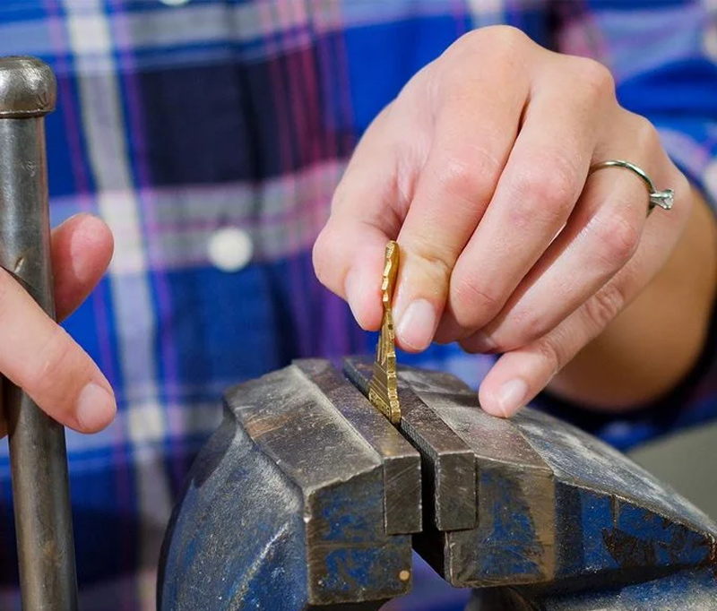 Chìa cong, mòn răng khiến khóa kẹt, nắn thẳng hoặc dũa lại giúp ăn khớp bi khóa hơn