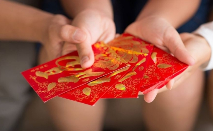 Vào đầu năm, mọi người thường lì xì nhau để cùng nhau lấy hên cho năm mới