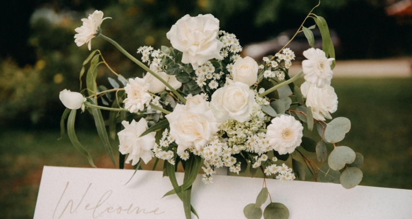 Hoa hồng thường được ưa chuộng để làm hoa cưới