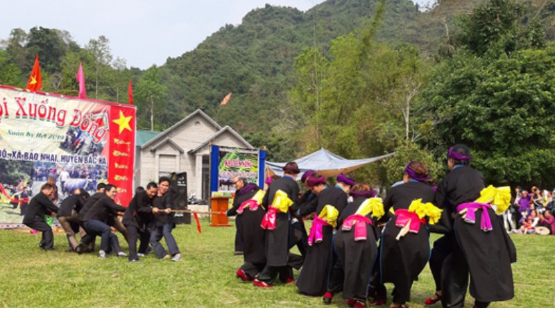 Kéo co là một trong những trò chơi dân gian quen thuộc và phổ biến Kéo co là một trong những trò chơi dân gian quen thuộc và phổ biến