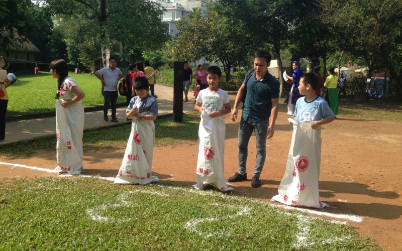 Nhảy bao bố là trò chơi dân gian vui nhộn Nhảy bao bố là trò chơi dân gian vui nhộn