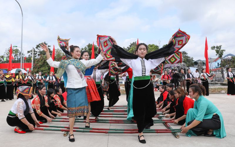 Nhảy sạp là trò chơi dân gian đặc trưng của đồng bào các dân tộc vùng cao Nhảy sạp là trò chơi dân gian đặc trưng của đồng bào các dân tộc vùng cao