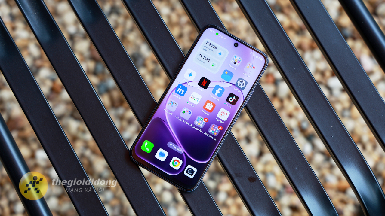 Trên Tay Oppo A6T: Mặt Lưng 