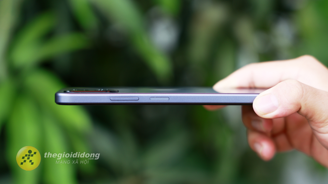 Trên Tay Oppo A6T: Mặt Lưng 