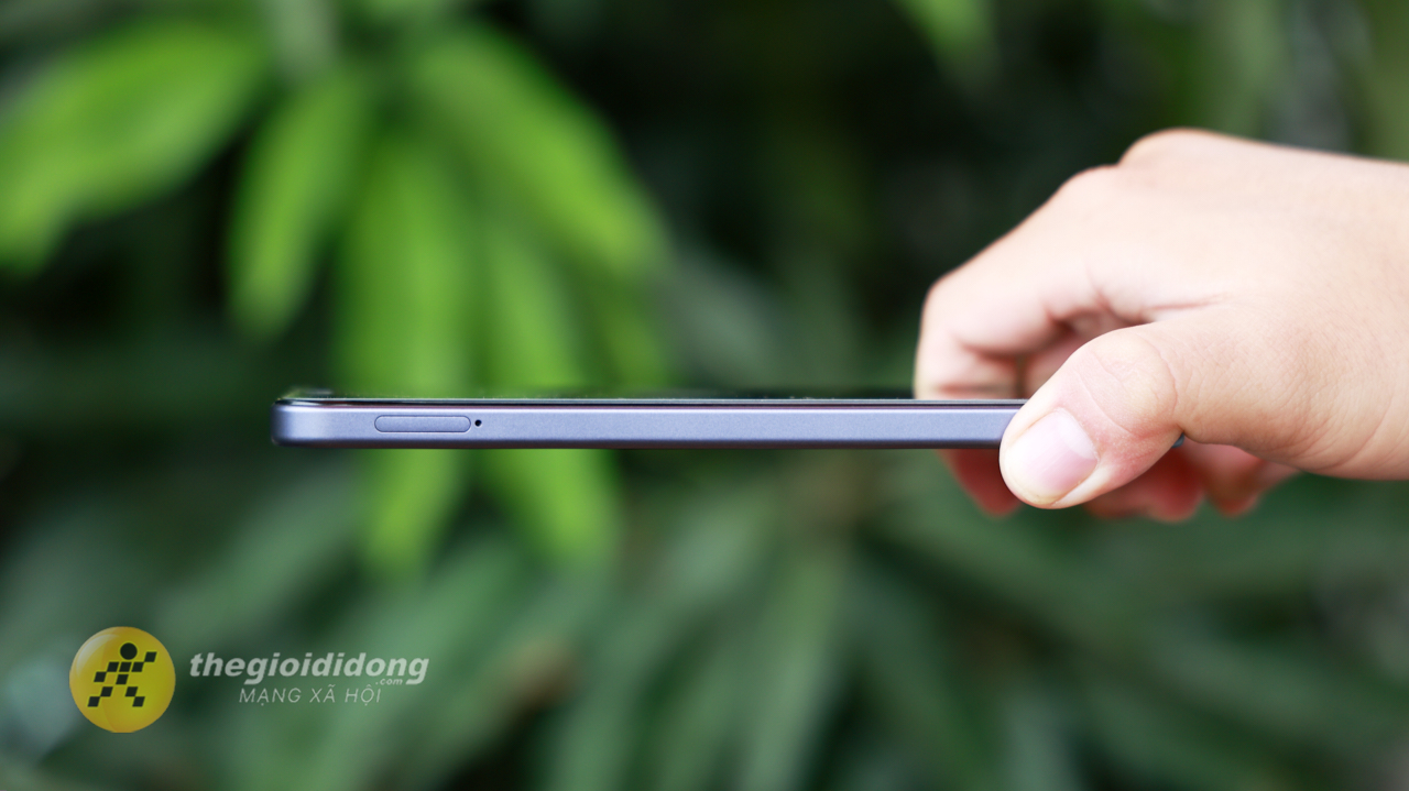 Trên Tay Oppo A6T: Mặt Lưng 