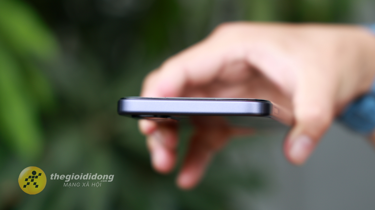 Trên Tay Oppo A6T: Mặt Lưng 
