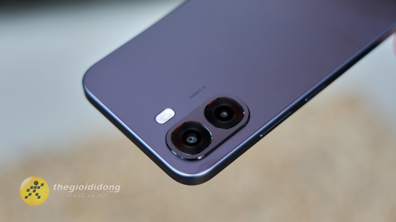 Trên Tay Oppo A6T: Mặt Lưng 