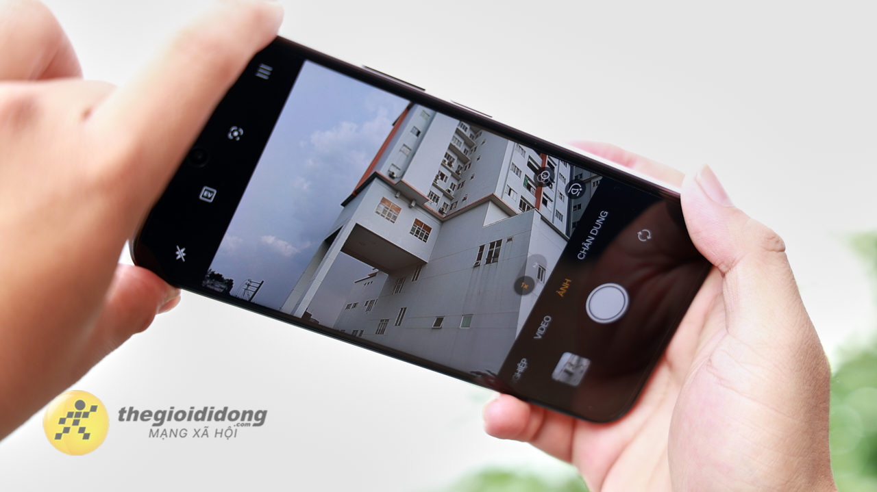 Trên Tay Oppo A6T: Mặt Lưng 