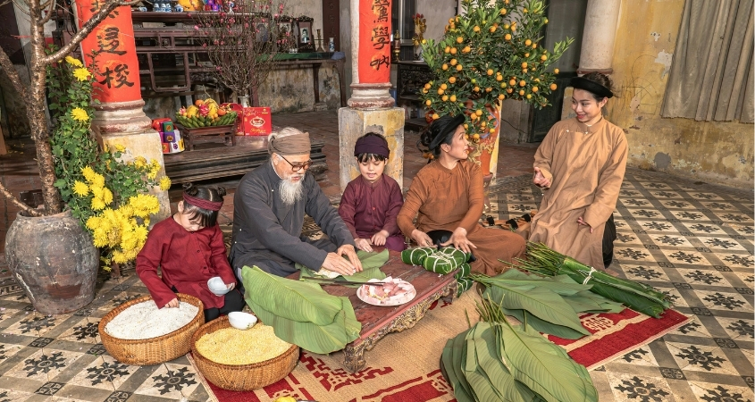 29 Tết là dịp để cả nhà quây quần cùng gói bánh chưng, bánh tét