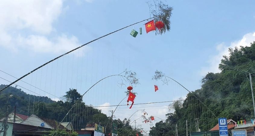 Treo cây nêu trước nhà với mong muốn cầu mong bình yên, mùa màng bội thu Treo cây nêu trước nhà với mong muốn cầu mong bình yên, mùa màng bội thu