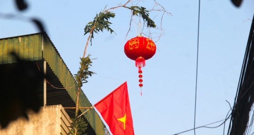 Cây nêu ngày Tết thường được treo lồng đèn, chuông gió, cờ,... Cây nêu ngày Tết thường được treo lồng đèn, chuông gió, cờ,...