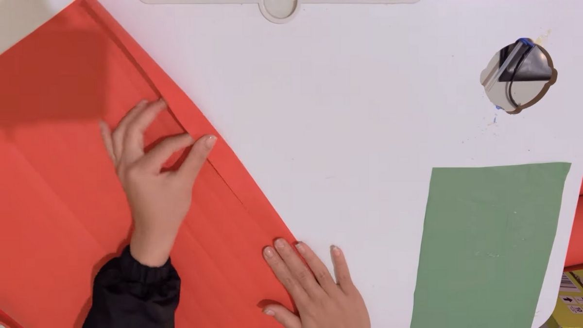 Bước 2: Gấp nếp giấy