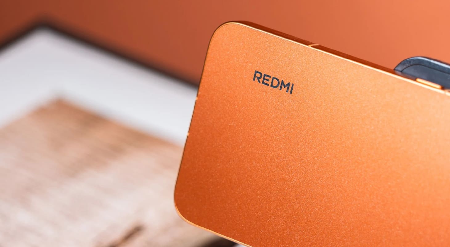 Mặt lưng Turbo 5 Max được làm sự sợi thủy tinh lấp lánh Mặt lưng Turbo 5 Max được làm sự sợi thủy tinh lấp lánh