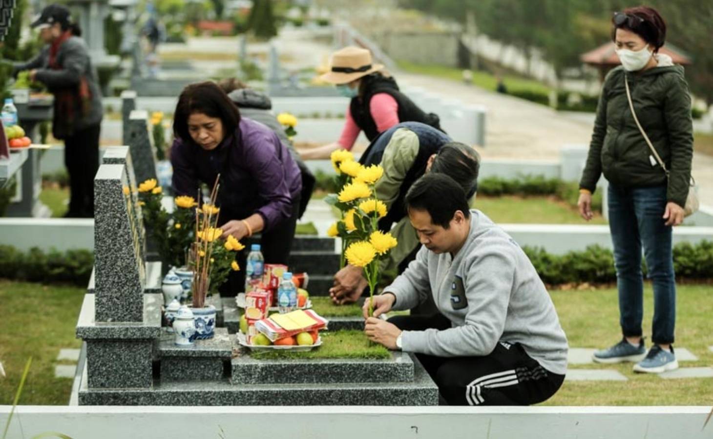 Tảo mộ là một hoạt động ý nghĩa trong Tết Thanh minh Tảo mộ là một hoạt động ý nghĩa trong Tết Thanh minh