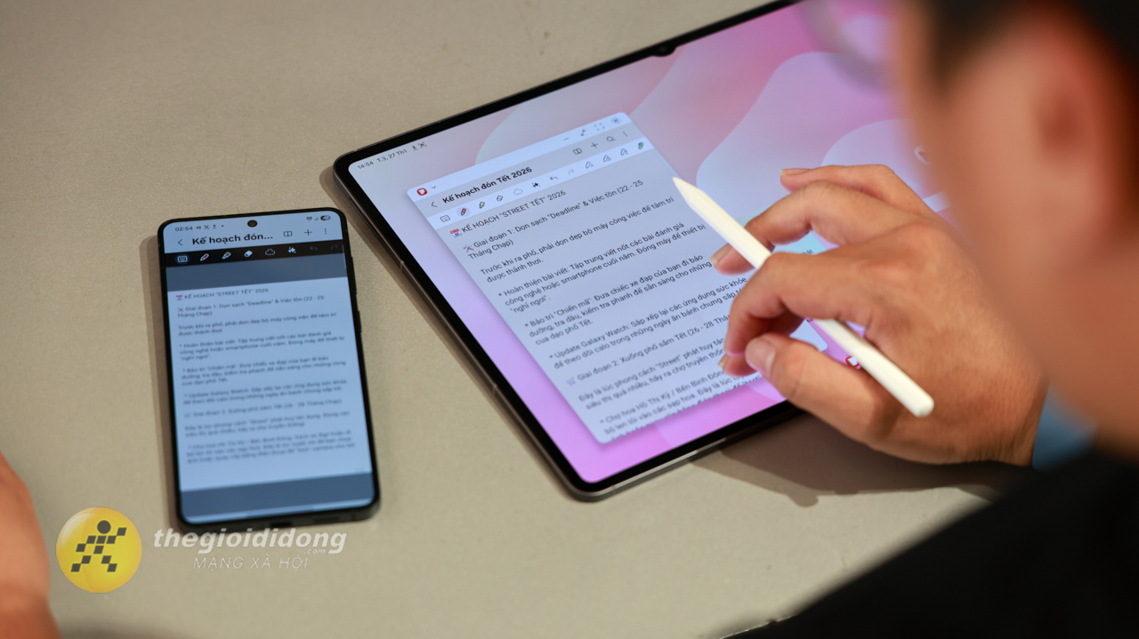 Tính Năng Đồng Bộ Samsung Notes Giúp Mình Ghi Chú Nhanh Ý Tưởng Trên Điện Thoại Khi Đang Đi Đường Và Khi Về Đến Văn Phòng Mở Tablet Ra, Mọi Thứ Đã Nằm Sẵn Ở Đó Để Mình Tiếp Tục Chỉnh Sửa Chi Tiết. Hay Việc Chuyển File Hình Ảnh, Video Tư Liệu Quay Bằng Galaxy S25 Edge Sang Galaxy Tab S11 Ultra Chỉ Mất Vài Giây Với Quick Share.