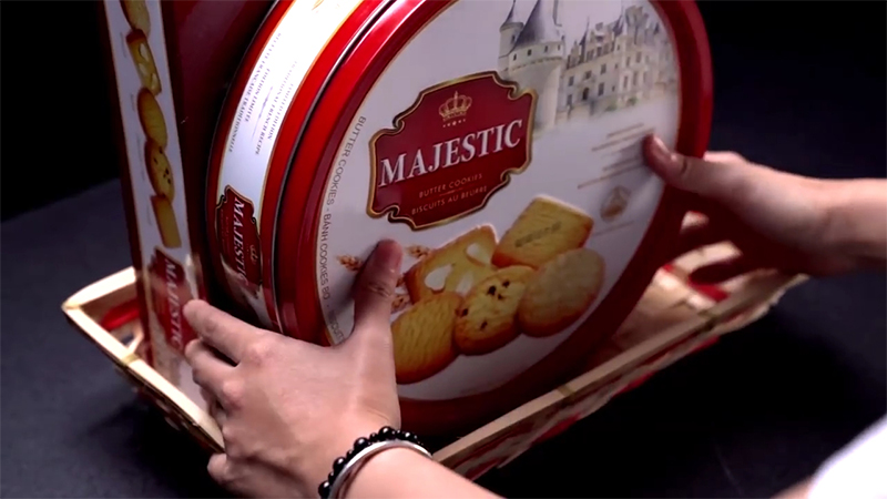 Bước 2: Dựng đứng hộp bánh trong giỏ Bước 2: Dựng đứng hộp bánh trong giỏ