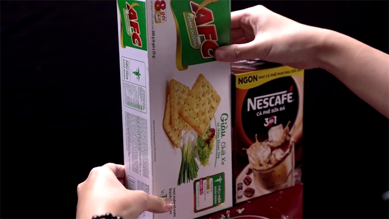 Bước 7: Cố định chai Pepsi bên hông giỏ Bước 7: Cố định chai Pepsi bên hông giỏ