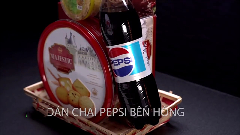 Bước 7: Cố định chai Pepsi bên hông giỏ Bước 7: Cố định chai Pepsi bên hông giỏ