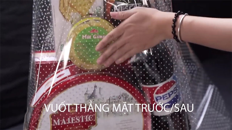 Bước 1: Quấn giấy kiếng quanh giỏ quà Bước 1: Quấn giấy kiếng quanh giỏ quà