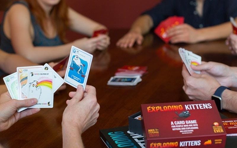 Mèo Nổ (Exploding Kittens) mang đến cảm giác hồi hộp khi rút bài tránh Mèo Nổ