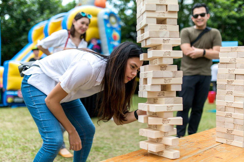 Rút gỗ (Jenga) thử thách sự khéo léo khi rút từng thanh gỗ khỏi tòa tháp