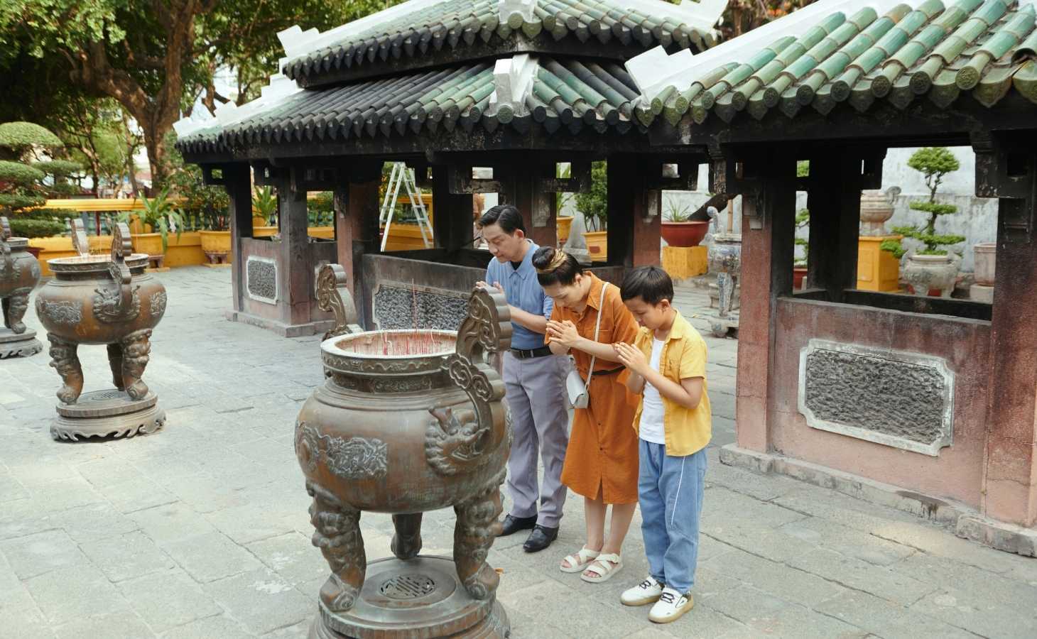 Đi chùa là hoạt động không thể thiếu vào dịp Tết Đi chùa là hoạt động không thể thiếu vào dịp Tết