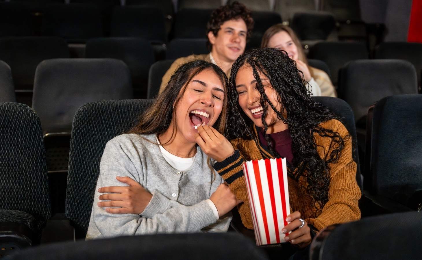 Đi xem phim chiếu rạp là một hoạt động thú vị dịp Tết Đi xem phim chiếu rạp là một hoạt động thú vị dịp Tết