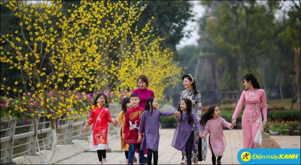 Tục xuất hành đầu năm theo phong tục Việt Nam mang ý nghĩa cầu mong khởi đầu thuận lợi cho cả năm mới