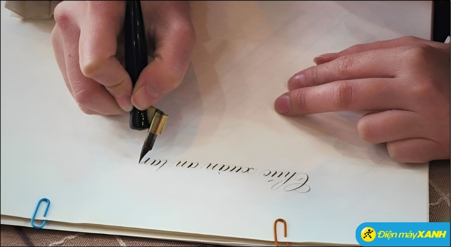 Những người đã đi làm thường hướng trang giấy khai bút về sự ổn định, thăng tiến và mối quan hệ tốt đẹp