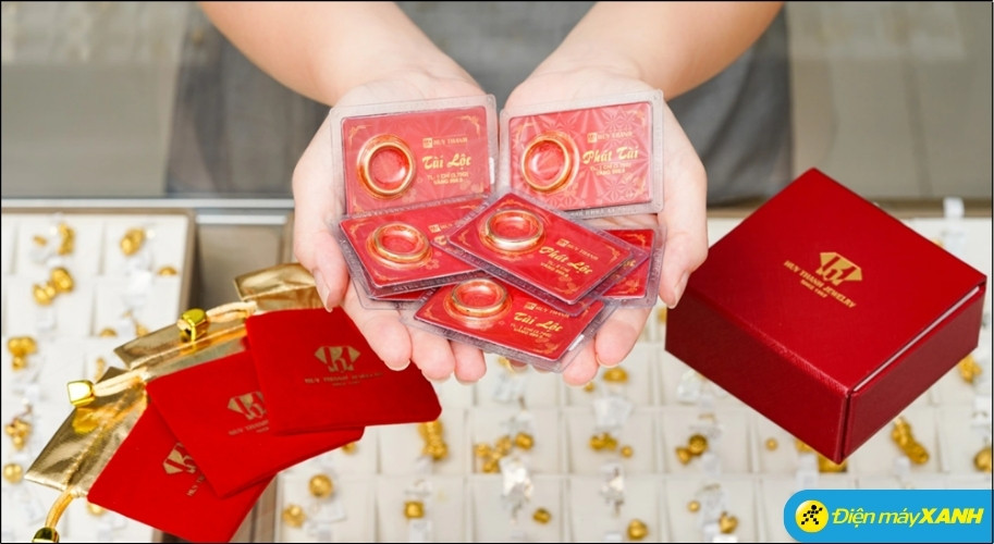 Việc mua một chút vàng vào ngày đầu tháng được xem là cách khai lộc, giúp dòng tiền của bạn trong cả tháng đó luôn dồi dào Việc mua một chút vàng vào ngày đầu tháng được xem là cách khai lộc, giúp dòng tiền của bạn trong cả tháng đó luôn dồi dào