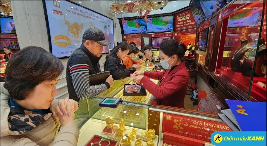 Người có bản mệnh là Thủy (Kim sinh Thủy) hoặc bản mệnh Kim (tương hợp) thường gặp rất nhiều thuận lợi khi mua vàng Người có bản mệnh là Thủy (Kim sinh Thủy) hoặc bản mệnh Kim (tương hợp) thường gặp rất nhiều thuận lợi khi mua vàng