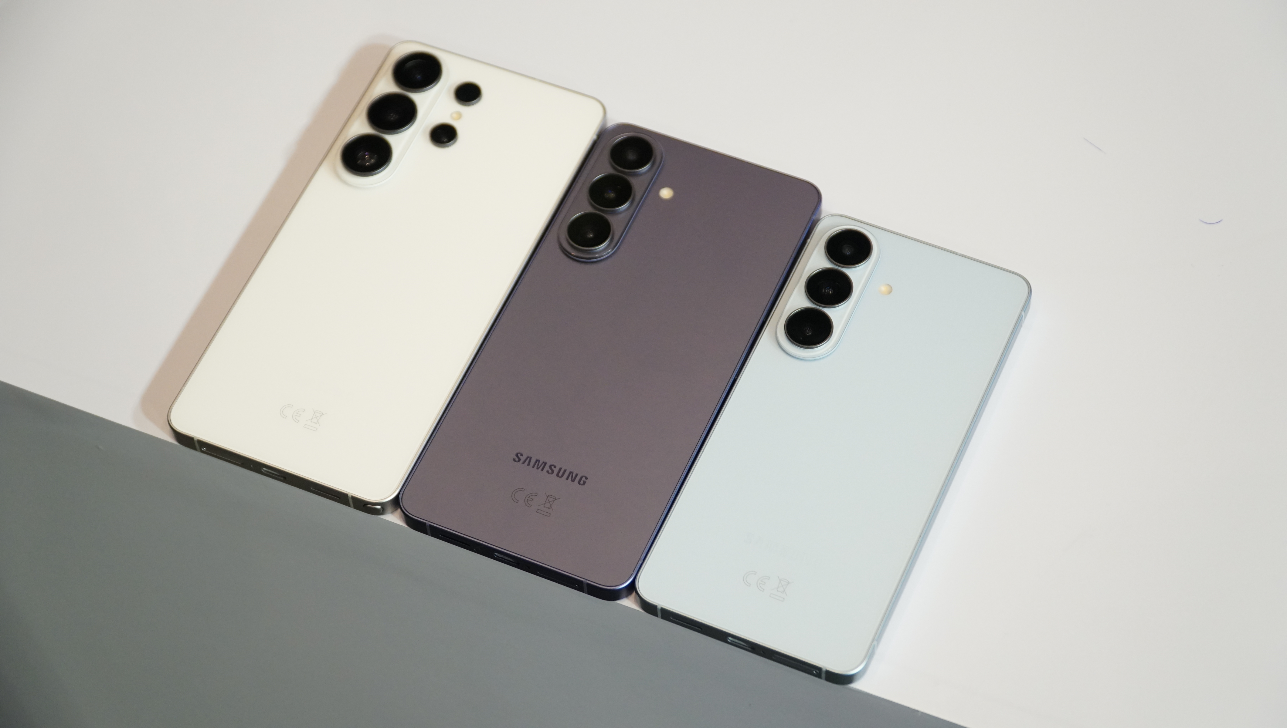 Kích thước Galaxy S26+ (ở giữa) nhỉnh hơn S26 ở bên phải và nhỏ hơn S26 Ultra bên trái Kích thước Galaxy S26+ (ở giữa) nhỉnh hơn S26 ở bên phải và nhỏ hơn S26 Ultra bên trái