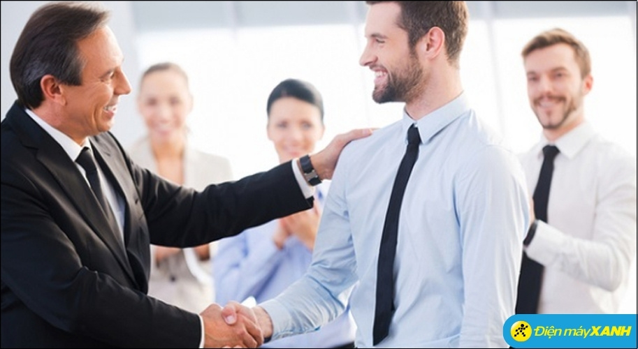 Sao Tử Vi vốn là một đế tinh, vì vậy khi đóng ở cung Nô Bộc, chủ sự thường có những người bạn, đồng nghiệp hoặc cấp dưới có địa vị xã hội