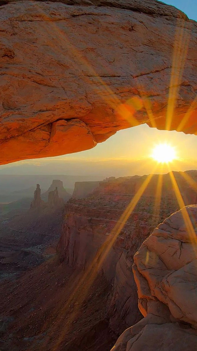 Hình nền mệnh Thổ mang sắc nâu, vàng đất giúp tạo cảm giác vững chãi, ổn định và thu hút tài lộc bền lâu