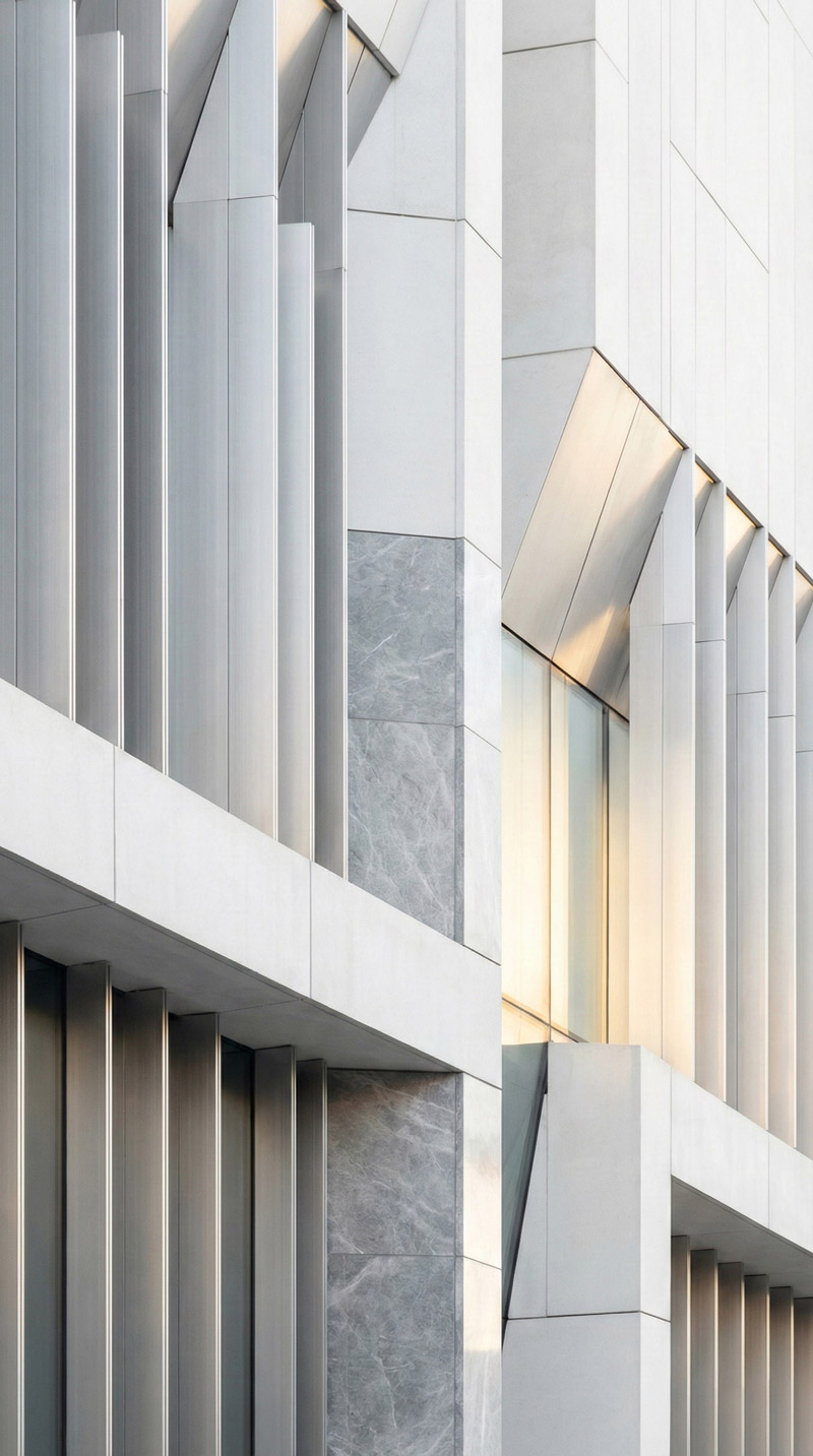 Hình nền mệnh Kim mang tông trắng, ánh kim biểu trưng cho tiền tài, sự sắc sảo và quyết đoán trong công việc