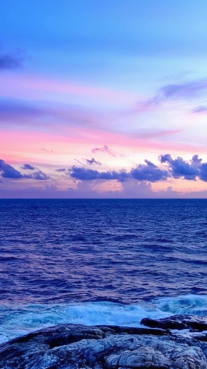 Hình nền mệnh Thủy với thác nước, biển xanh tượng trưng dòng chảy tài lộc, mang lại sự thư thái và hanh thông