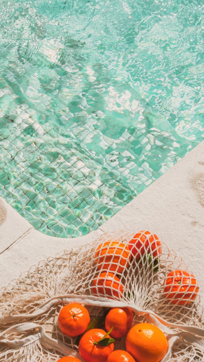 Hình nền mệnh Thủy với thác nước, biển xanh tượng trưng dòng chảy tài lộc, mang lại sự thư thái và hanh thông