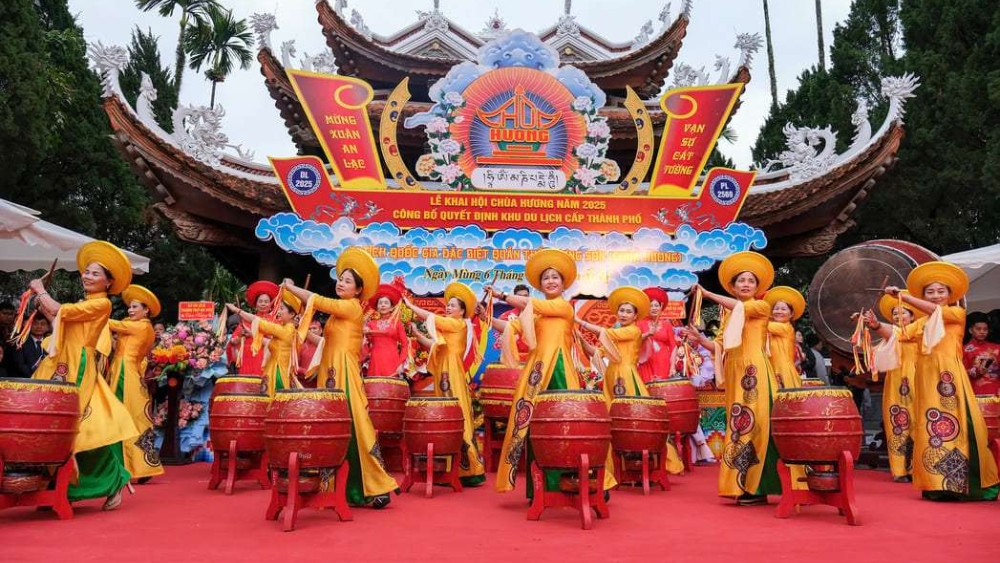 Lễ hội ch&ugrave;a Hương (hay c&ograve;n gọi l&agrave; hội ch&ugrave;a Hương)