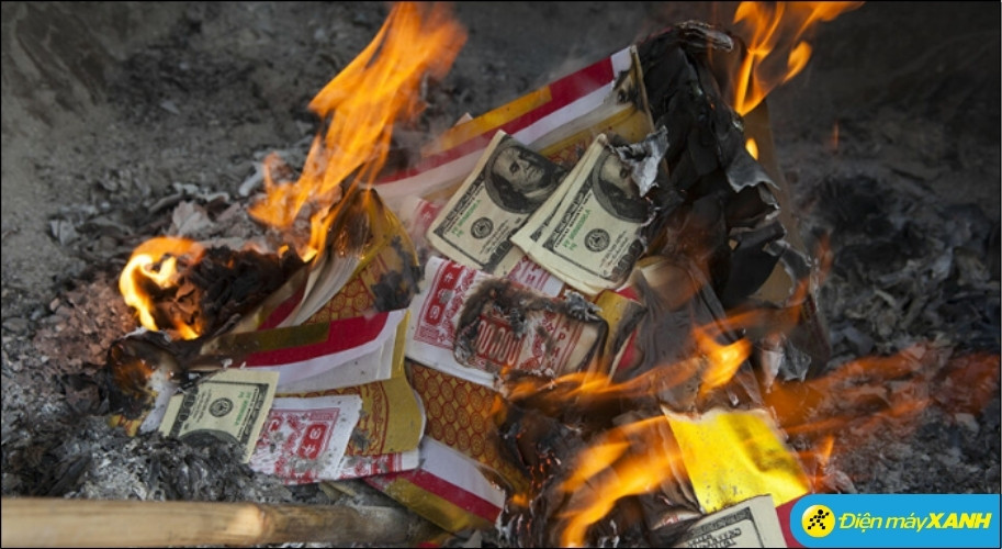 Sau khi nhang tàn, gia chủ tiến hành đốt vàng mã ngay tại khu đất và rải gạo, muối xung quanh bốn góc đất Sau khi nhang tàn, gia chủ tiến hành đốt vàng mã ngay tại khu đất và rải gạo, muối xung quanh bốn góc đất