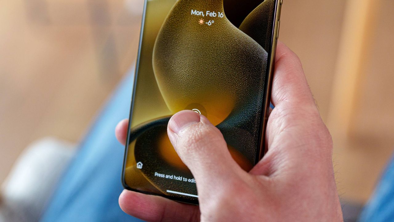 Mở hộp và trên tay motorola Signature: Mỏng nhẹ, Snapdragon 8 Gen 5