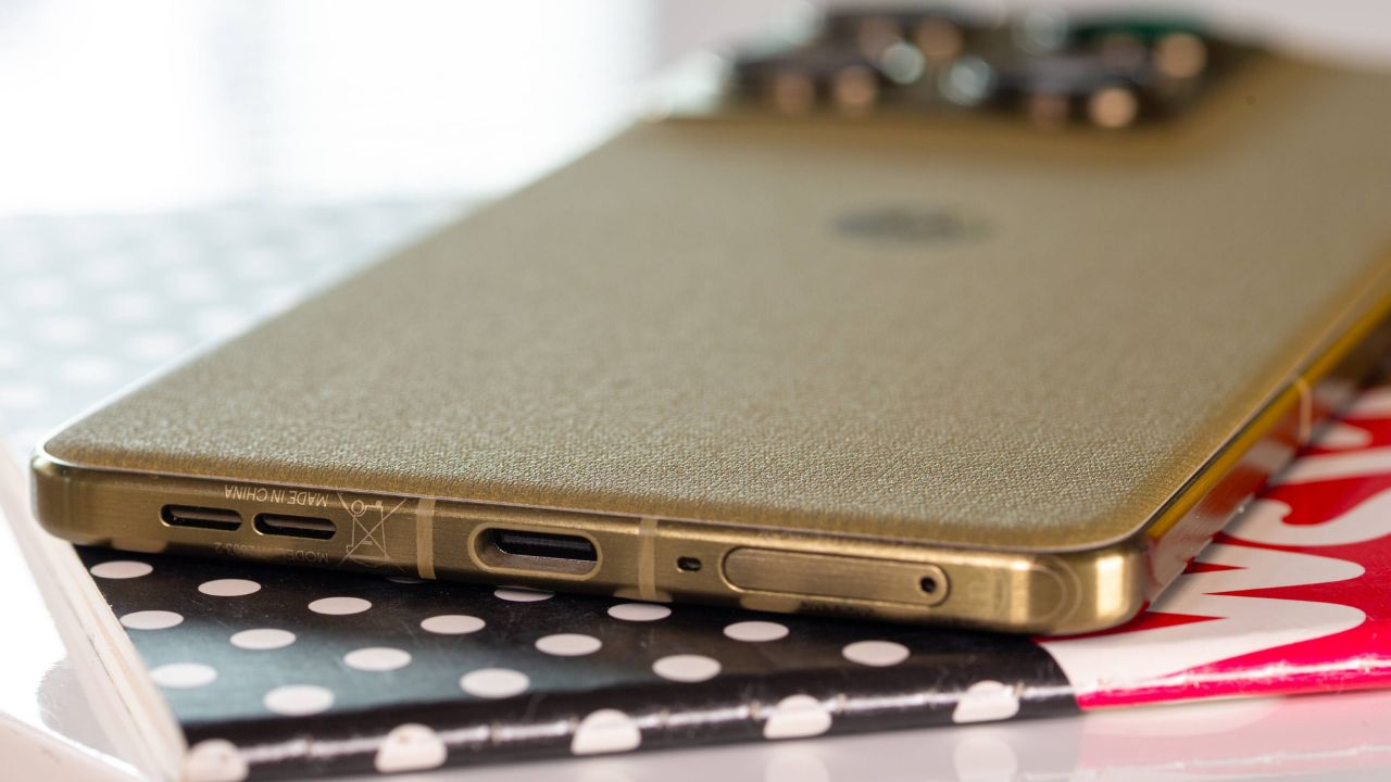 Mở hộp và trên tay motorola Signature: Mỏng nhẹ, Snapdragon 8 Gen 5