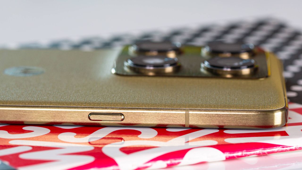 Mở hộp và trên tay motorola Signature: Mỏng nhẹ, Snapdragon 8 Gen 5